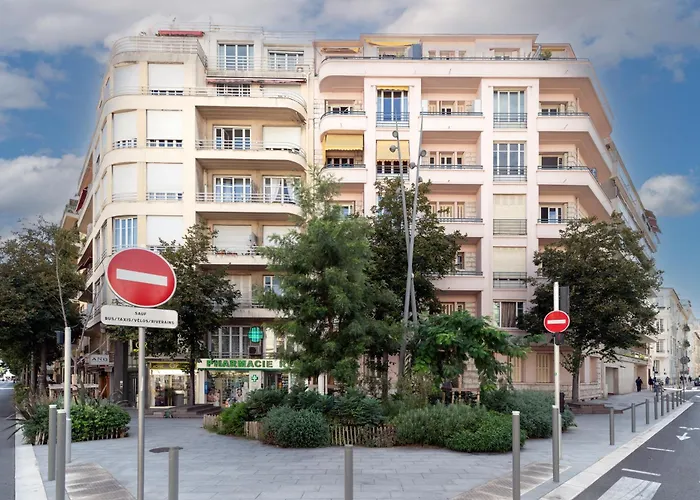 Elegant Condo With Balconies In The Heart Of Nice