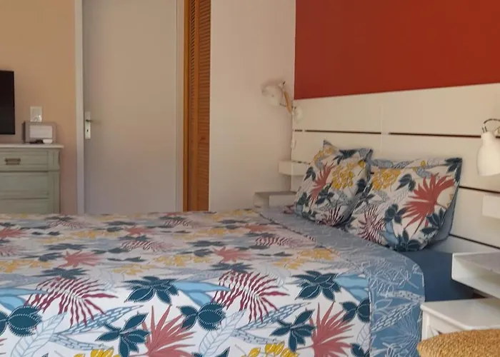 Gite Provencal Independant Avec Piscine Chauffee : Le Suy Bien